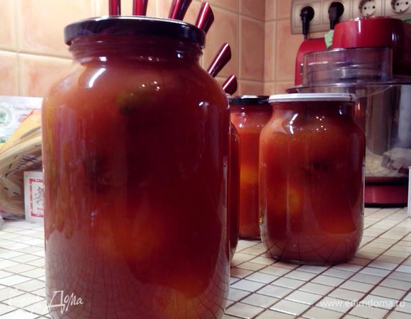 Залейте проваренным соком банки с помидорами до самого верха. Закатайте. Переверните, накройте чем-нибудь теплым на сутки.