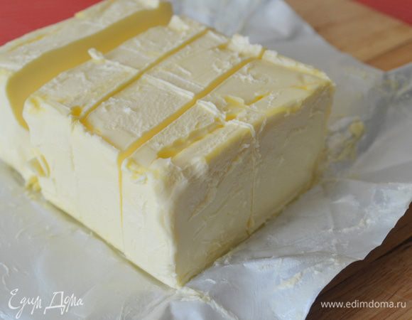 Холодное масло нарезать на кубики