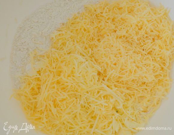 к муке добавить сыр и масло