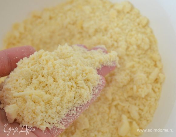 руками растираем все в крошку