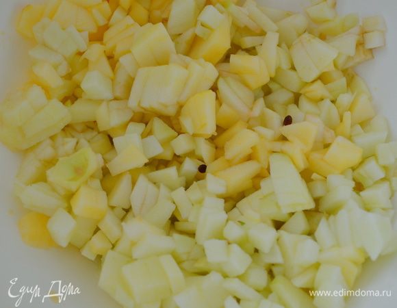 Яблоки почистить и нарезать на маленькие кубики. Сбрызнуть лимонным соком