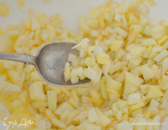 посыпать сахаром, мускатным орехом и корицей и перемешать 