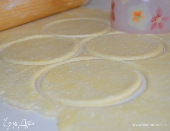 тесто раскатать в пласт толщиной 3-4 мм. Вырезать большой кружкой круги (8-10 см в диаметре) 