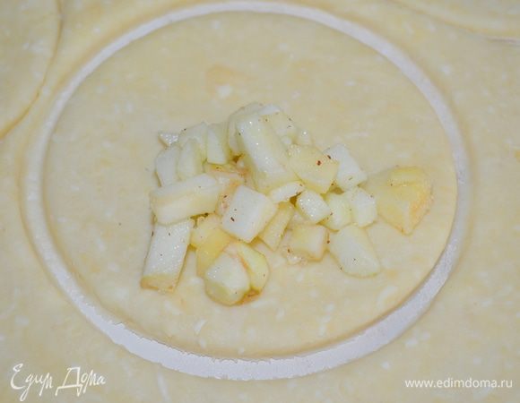 в центр выкладываем начинку и формируем пирожок. 