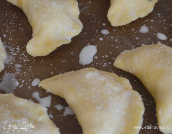обмазать молоком и на каждый пирожок посыпать сахар 