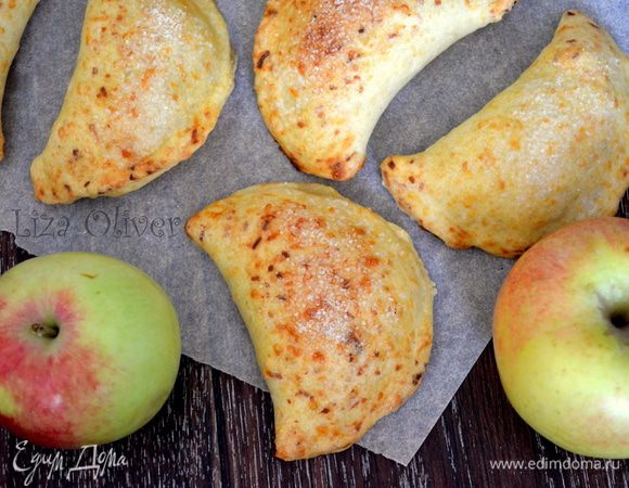 выпекать при 200 гр 25 минут...или 30! они доолжны зарумяниться, а сахар покроет пирожок бесподобной корочкой. Получилось примерно 14 пирожков, которые исчезли в один момент...)