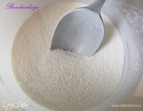 Приготовить в соковыжималке облепиховый сок с мякотью, налить его в большую эмалированную кастрюлю. Размешать желфикс с 2 столовыми ложками сахарного песка и добавить его в кастрюлю с облепиховым соком. Если вы используете другое желирующее средство, то следуйте инструкции, указанной на его упаковке.