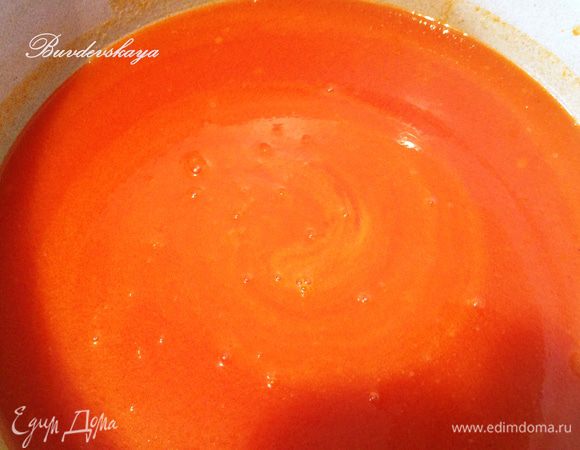 Кастрюлю с облепиховым соком поставить на огонь и сильно нагреть, но не доводить до кипения. Помешивать деревянной ложкой!