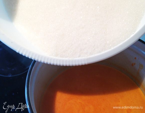 В горячий облепиховый сок положить сахар и довести до кипени