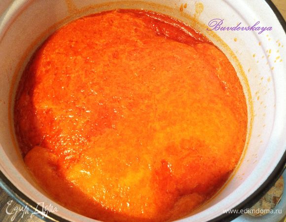 После растворения сахара уменьшить огонь и варить желе из облепихи до готовности на маленьком огне. Общее время варки желе из облепихи минут 7-10. Во время варки желе из облепихи его надо постоянно помешивать и снимать пену.