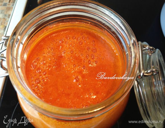 Горячее желе из облепихи разложить по небольшим сухим стерильным баночкам и сразу закатать или плотно закрыть крышками. Банки перевернуть для остывания. Остывшие банки хранить в холодильнике. Облепиха имеет свойство расслаиваться- не пугайтесь, перед употребление перемешайте желе и оно опять станет однородным! ENJOY !