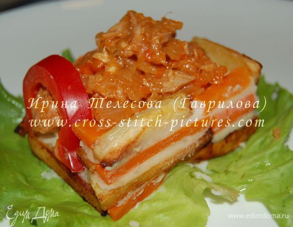 На тарелку кладём лист салата. Выложить на салат фундамент из пюре в форме квадрата или прямоугольника. А дальше строим дом из брусочков-кирпичиков запечённой картошечки и моркови (варёной и запечённой). Картофель и морковь можно не запекать, а просто пожарить. При строительстве вместо цемента используем картофельное пюре.:))) Да! И не забыть про дверцу-окошечко из сладкого болгарского перца!:)))) Затем лист салата подрезать по периметру домика. Я его использовала, чтобы было возможно легко перенести домик на другую тарелку.