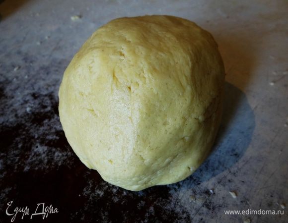 Теплое масло взбить с сахаром. Добавить яйцо, вмешать муку, смешанную с разрыхлителем. Вымесить тесто, завернуть его в пищевую пленку и убрать в холодильник на полчаса.