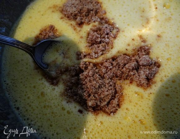 4 яйца взбить с сахаром до хорошей пены,  постепенно вмешать миндаль. 