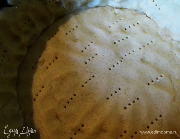 Раскатать тесто, выложить в смазанную маслом форму, сформировать бортики. Тесто проколоть вилкой в нескольких местах. 