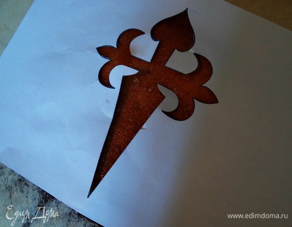 Выложить трафарет  и пересыпать пирог сахарной пудрой. 