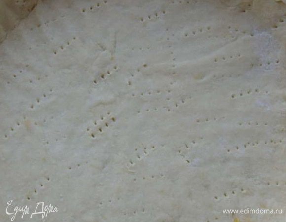 <font style="vertical-align: inherit;"><font style="vertical-align: inherit;">Распределить по форме, предварительно смазанной маслом, наколоть вилкой и отправить в духовку на 5</font></font>–<font style="vertical-align: inherit;"><font style="vertical-align: inherit;">7 минут при 180</font></font>°C<font style="vertical-align: inherit;"><font style="vertical-align: inherit;">. </font><font style="vertical-align: inherit;">Можно положить сверху теста горох или фасоль, чтобы тесто не вздулось.</font></font>