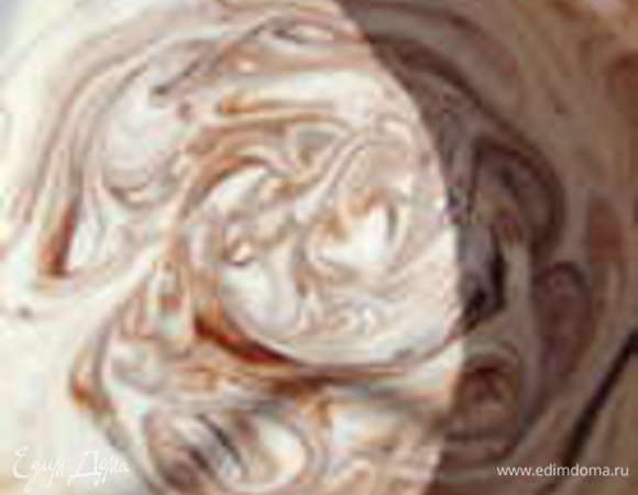 <font style="vertical-align: inherit;"><font style="vertical-align: inherit;">Приготовить начинку. </font><font style="vertical-align: inherit;">Шоколад поделить на кусочки. </font><font style="vertical-align: inherit;">Положить в кастрюлю и залить водой, добавить сливочное масло и растопить на медленном огне, постоянно помешивая. </font><font style="vertical-align: inherit;">Яйца взбивать с сахаром, добавить муку. Добавить к шоколадной массе.</font></font>