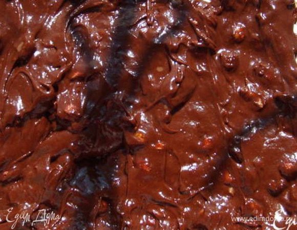 <font style="vertical-align: inherit;"><font style="vertical-align: inherit;">Фундук предварительно очистить от шелухи, порубить пополам, добавить к шоколадно-яичной массе. </font><font style="vertical-align: inherit;">Шоколадно-яично-ореховую массу вылить на основу для тарта. </font><font style="vertical-align: inherit;">Поставить в предварительно разогретую до 180</font></font>°C<font style="vertical-align: inherit;"><font style="vertical-align: inherit;"> духовку на 20 минут.</font></font>