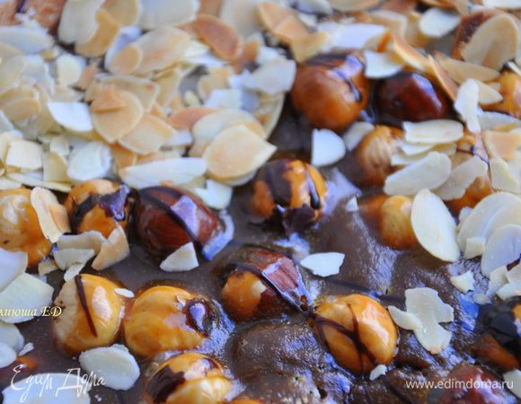 <font style="vertical-align: inherit;"><font style="vertical-align: inherit;">Нанести карамель на готовый тарт. </font><font style="vertical-align: inherit;">Посыпать миндальными лепестками.</font></font>