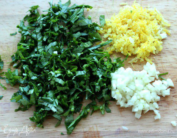 Мелко порубить чеснок, кинзу и петрушку, снять с лимона цедру. все соединить и перемешать 