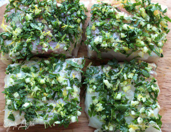 Обвалять в зелени и оставить на 30 минут. Вот такая желто-зеленая шубка должна получиться.