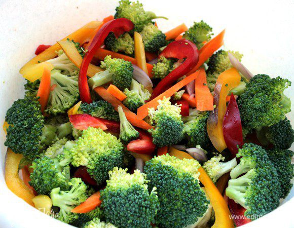 Разобрать брокколи на соцветия, остальные овощи нарезать крупной соломкой. Соединить, перемешать, посолить...