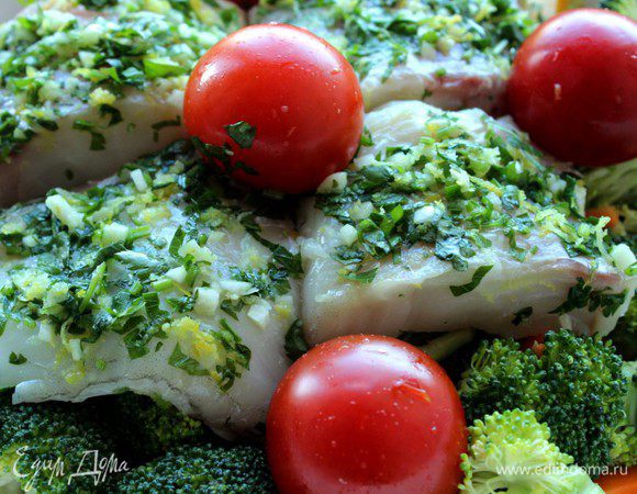 Выложить овощи в чашу мультиварки, сверху положить куски рыбы, разложить помидоры. Налить 50 мл воды и готовить 20-25 минут на режиме ТУШЕНИЕ. В процессе приготовления овощи дадут дополнительный сок и получится замечательный соус. 