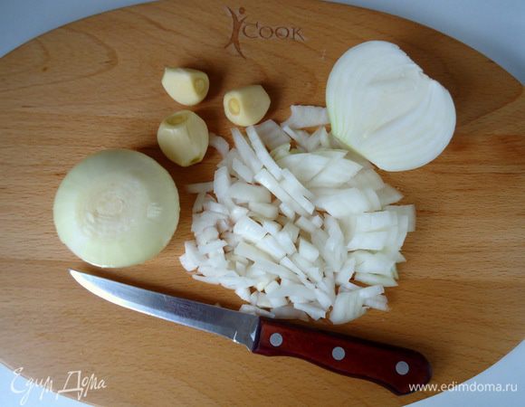 Лук и чеснок нарезать. 
