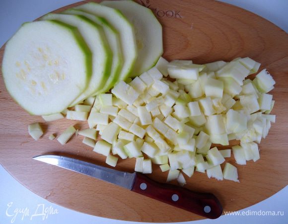 Кабачок очистить, нарезать кубиком.