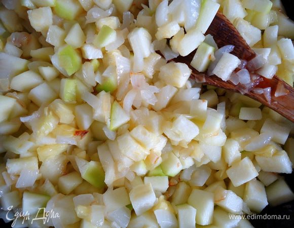 Добавить в сковороду к луку и чесноку. Пару минут обжарить, накрыть крышкой, убавить немного огонь и протушить  до готовности, в течение 5-7 минут. В конце посолить, поперчить. Отставить сковороду с огня.