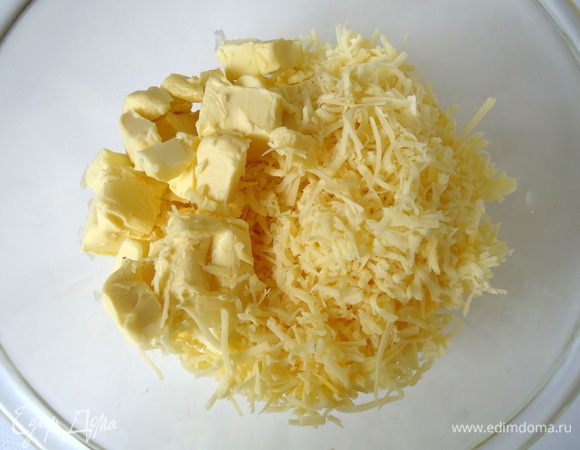 Приготовить шрейзель. Сыр натереть на терке, охлажденное масло нарезать кусочками.
