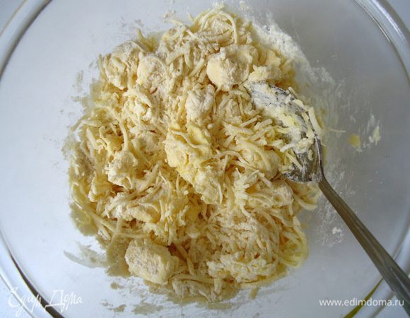 Муку просеять и соединить с сыром и маслом.
Все хорошо перетереть. 