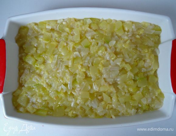 Тушеные овощи выложить в форму для запекания. Я выкладывала ложкой для снятия накипи, т.к. при тушении кабачка  образовалось много жидкости.
