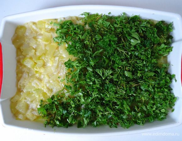 Выложить её на овощи ровным слоем.
