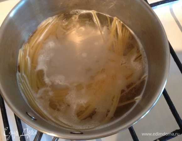 Макароны отварить в подсоленной воде, затем вылить воду и оставить в кастрюле