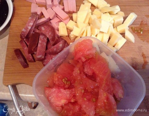 Нарезать все ингредиенты, в макароны влить сливки, добавить сырое яйцо, посолить, поперчить.