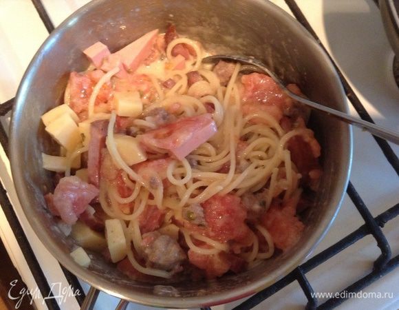 Добавить колбасу, фарш, сыр, зелень, очищенный и нарезанный помидор. Все перемешать. 