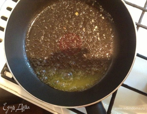 Нагреть сковородку, в него добавить оливковое масло и сливочное масло. 
Выложить в сковороду макароны, разровнять их и прогревать на среднем огне. 