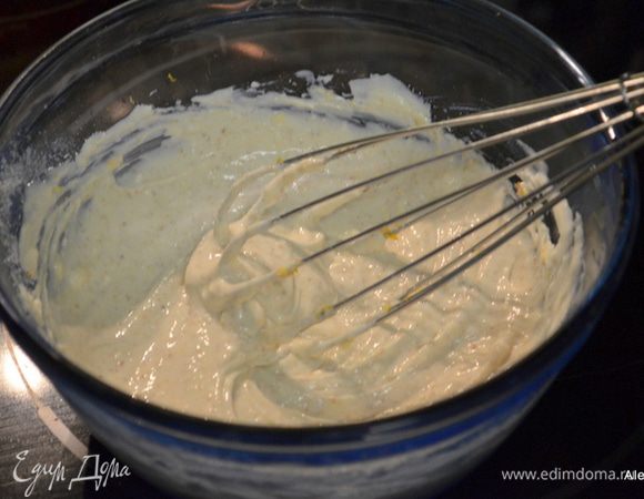 Разогреть духовку до 200 гр. Приготовить противень с бумагой для выпечки. Смешать ингредиенты для начинки до мягкого состояния.