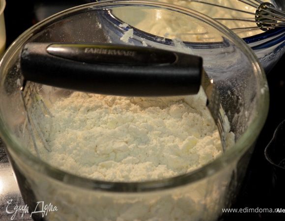 Смешать муку, сахар, разрыхлитель, соль. Порезать масло, положить в муку и порубить все вместе  в крошку. Затем добавить апельсиновую цедру,сливки и 1 яйцо.