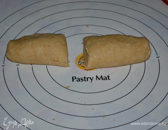 Затем выложить все на рабочую поверхность. Тесто помять раз 10. Разделить на 2 части.