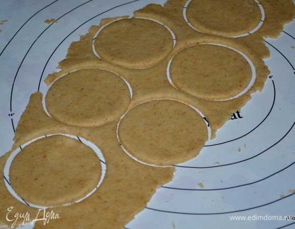 Раскатать одну часть теста. Вырезать формочкой или стаканом с широким горлом круги. 