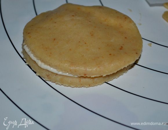 На каждый круг распределить начинку,закрыть вторым кружком. Каждый круг порезать пополам ножом. Я делала разрезанные и полным кругом.
Повторить со вторым куском теста также.