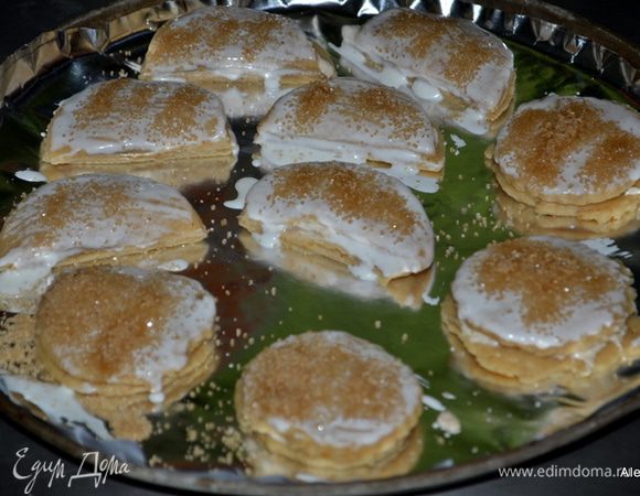 Разложить на противень на расстояние друг от друга. Смазать яйцом слегка взбитым. Посыпать крупным сахаром. Поставить в духовку на 10-15 мин.