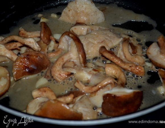 Растопить на сковороде все сливочное масло. Отложить большую часть,на остальной обжарить грибы и чеснок и обжаривать ,если у вас шиитаке 8 мин. Дать остыть при комнатной тем-ре.