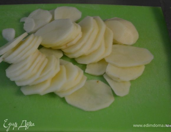 Картофель очистить и порезать тонко.