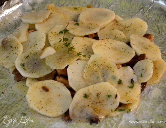 Разогреть духовку на 200 гр. На противне или форму для кекса  выложить бумагу для выпечки, смазать маслом. Выложить картофель пластинками, посыпать тимьяном. Посыпать солью и черным перцем. Затем слой грибов, сверху картофель.  Полить маслом. Посолить и поперчить,посыпать тимьяном. Поставить на 45 мин. в духовку. Сверху можно прикрыть фольгой.