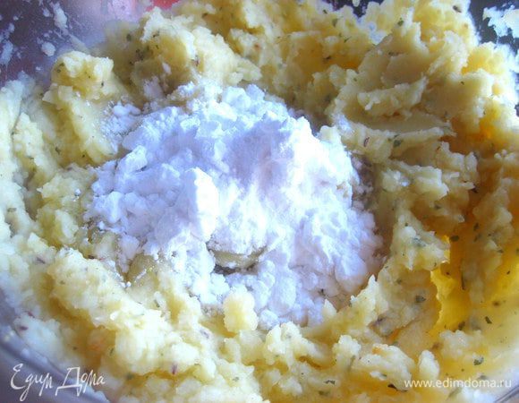 Крахмал картофельный (так по рецепту!). Если переборщили с отваром,то добавьте ложку муки или ещё крахмала.