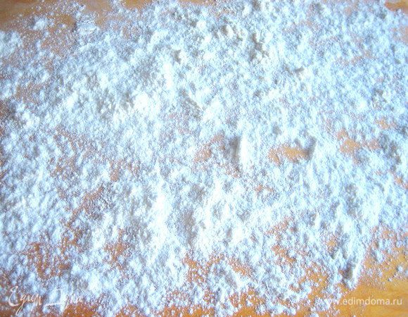 На доску густо насыпать муку...